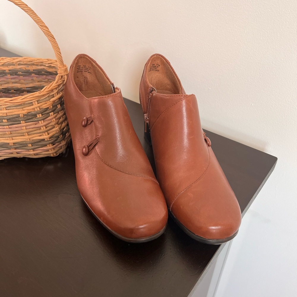 Clark’s Brown Leather Zip Booties 7.5 Medium - Picture 2 of 5